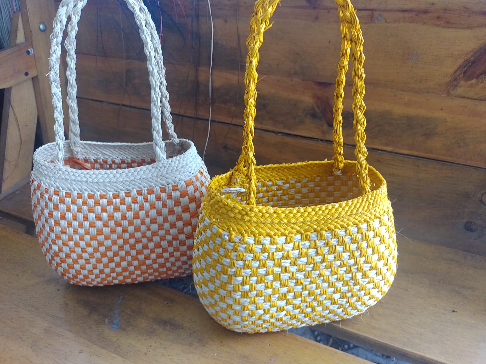 Bolso tipo canasta de mano trenzado